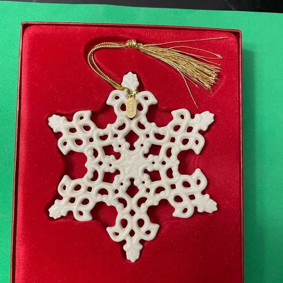 Lenox 2003 Snow Fantasies Snowflake Ornament - Picture 5 of 6